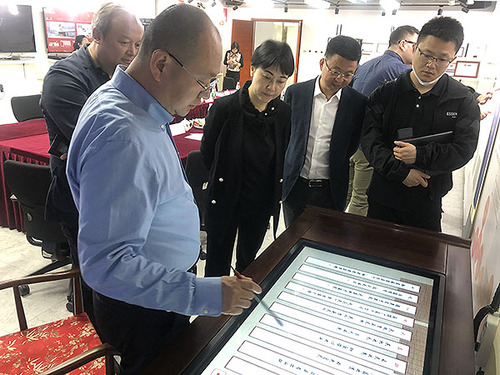 在玖扬展示厅,总裁高凯向唐华一行介绍了伏羲云文化大数据生产平台